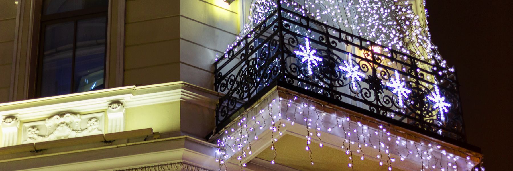 Balcony Decor for Christmas: Unleash Magic with Top 2023 Tips
