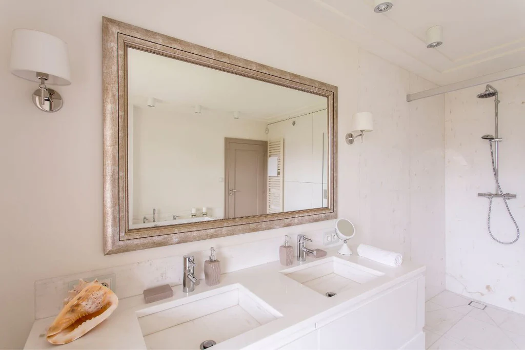 Large mirror in the neutral beige bathroom