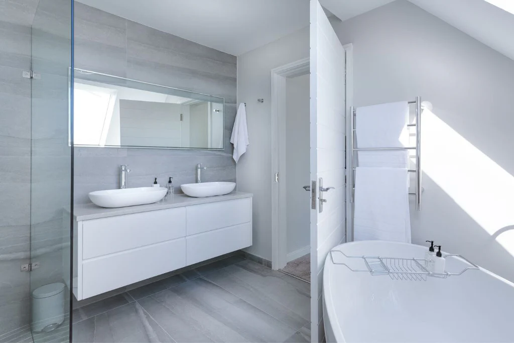 Neutral bathroom in white color