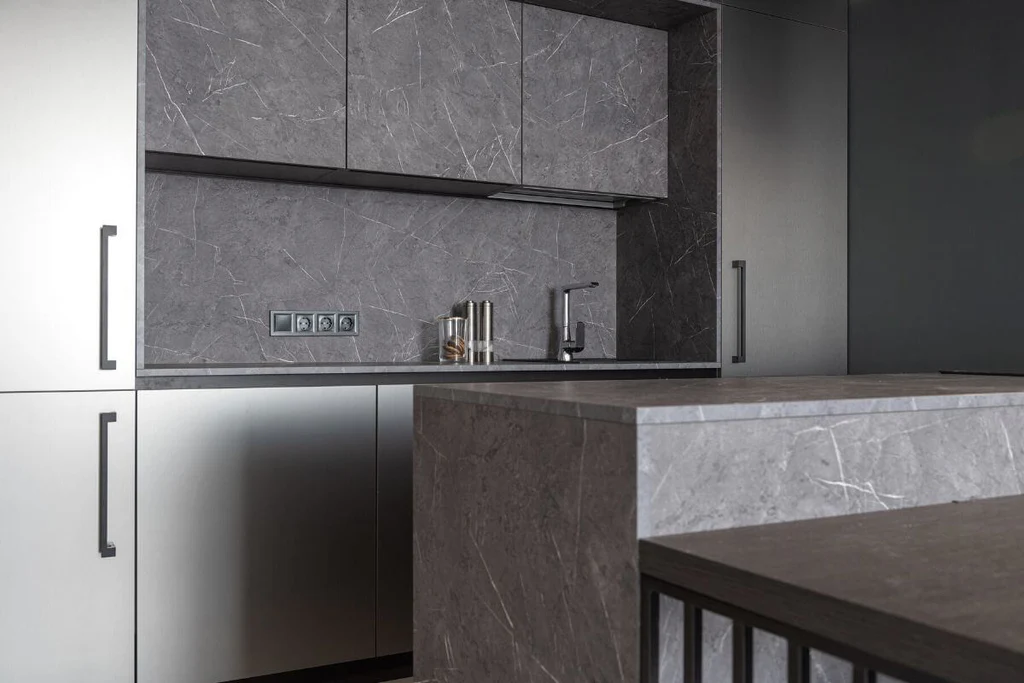 Gray kitchen with marble print