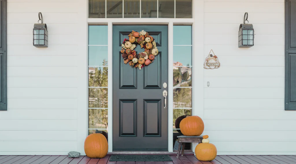 Wreath and pumpkin decor ideas for thanksgivig